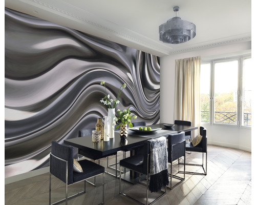 Lichte eetkamer met abstract behang, eettafel en stoelen