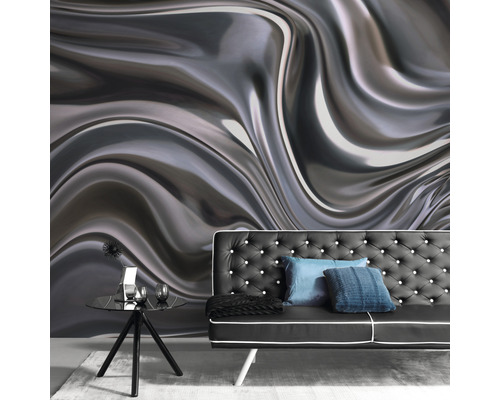 Kamerzicht met behang met vloeiend patroon, bank en bijzettafel