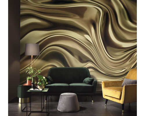 Woonkamer met abstract behang, bank, fauteuil en staande lamp