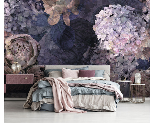 Slaapkamer met bloemen fotobehang achter het bed