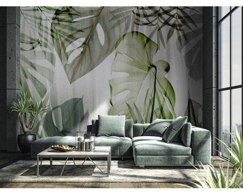 Woonkamer met fotobehang met plantmotieven, bank en tafel