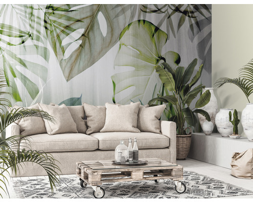 Woonkamer met pallet salontafel en planten behang