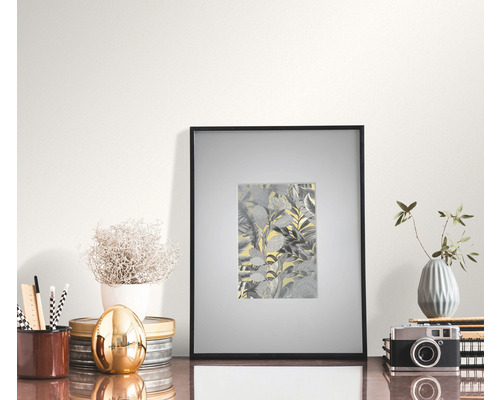 Decoratieve scène met een ingelijst bladmotief aan de wand