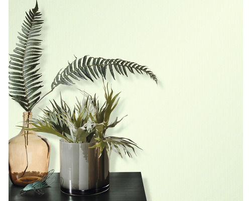 Decoratieve kamerplanten in vazen op een tafel