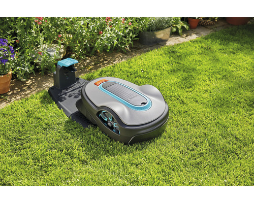 Gardena robotmaaier met laadstation op gazon
