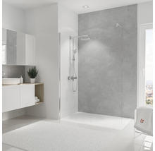 Moderne badkamer met douchewand, wastafel en wit tapijt