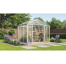 Tuinkas met schappen in de tuin
