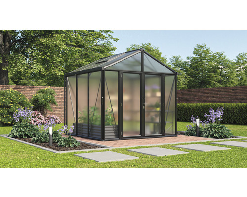 Kas in de tuin met planten en bloemen