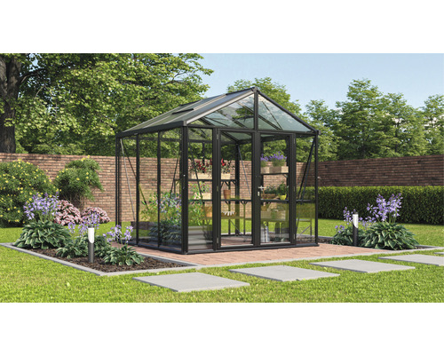 Tuinkas met planten en bloemen in de tuin