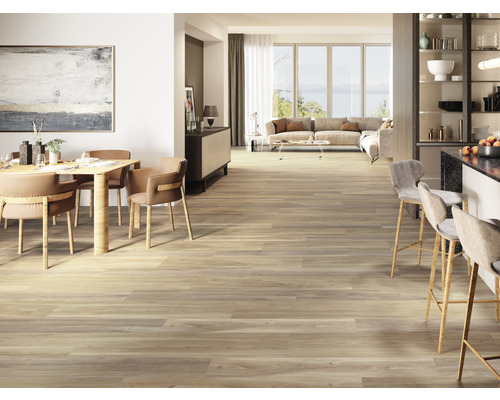 Lichte, open woonkamer met houten vloer, eettafel en stoelen