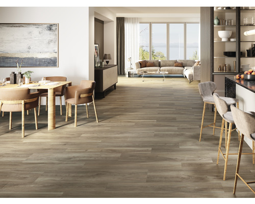 Lichte woonkamer met houten vloer, eettafel, stoelen, barkrukken en bank.