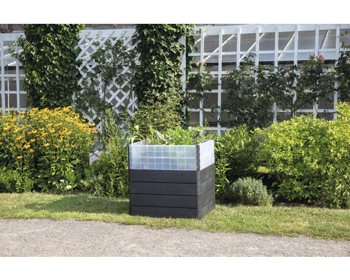 Kunststof plantenbak in de tuin