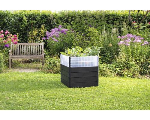 Kunststof plantenbak in de tuin