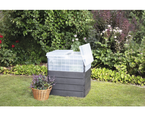 Houten en kunststof compostbak met open deksel in de tuin.