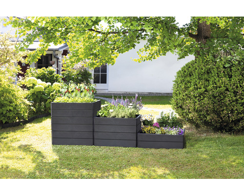 Getrapte houten plantenbakken in de tuin met planten