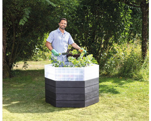 Houten verhoogde tuinbak met man die in de tuin aan het tuinieren is