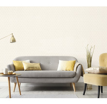 Lichte woonkamer met patroonbehang, bank en fauteuil
