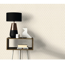 Decoratief behang met geometrisch patroon achter tafel en lamp.