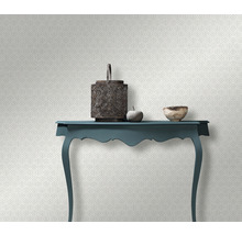 Decoratieve scène met tafel, lantaarn, kom en appel voor een patroonbehang