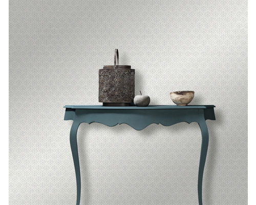 Decoratieve scène met tafel, lantaarn, kom en appel voor een patroonbehang