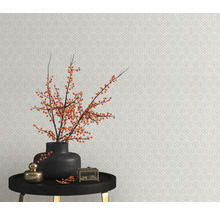 Decoratief stilleven met vaas, bessen, juwelendoos en tafel voor een patroonbehang