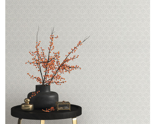 Decoratief stilleven met vaas, bessen, juwelendoos en tafel voor een patroonbehang