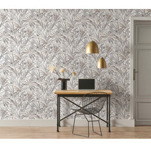Kantoor met bureau, stoel, laptop, gouden lampen en behang met plantmotief