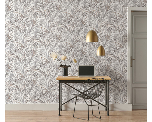 Kantoor met bureau, stoel, laptop, gouden lampen en behang met plantmotief