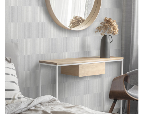 Slaapkamer met geometrisch behang, console, spiegel en decoratie