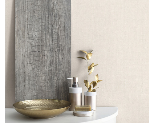 Decoratieve opstelling met schaal, zeepdispenser en houten paneel