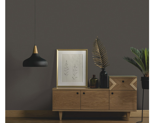 Woonkamer met dressoir, fotolijst, kamerplant en hanglamp