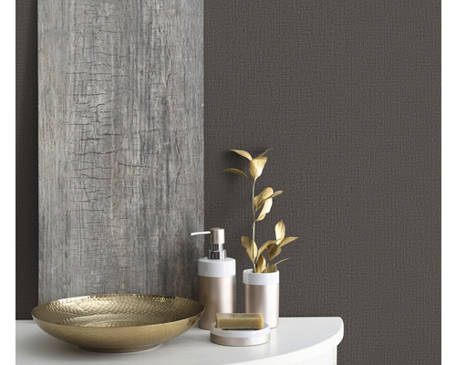 Badkamerstilleven met schaal, zeepdispenser en houten wandpaneel