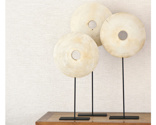 Decoratieve houten schijven op standaards voor interieurdecoratie