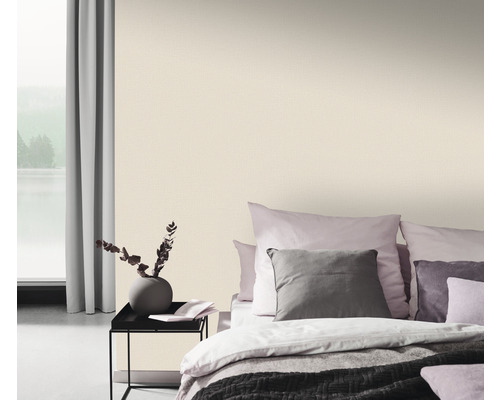 Slaapkamer met gedessineerd behang, bed en bijzettafel