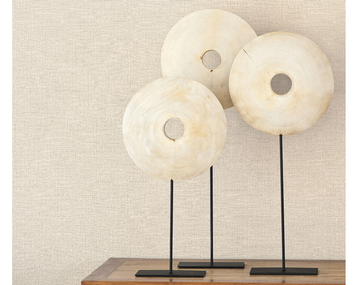 Decoratieve houten schijven op metalen standaards op een tafel