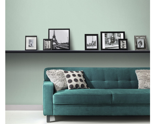 Woonkamer met plank, afbeeldingen en groene bank