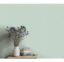 Lichtkleurig textielbehang in interieur met decoratie op een houten tafel