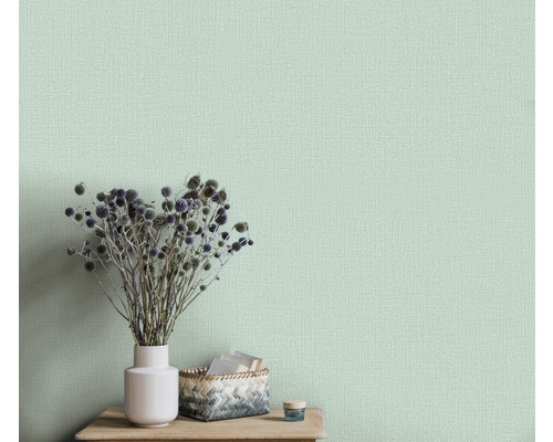 Lichtkleurig textielbehang in interieur met decoratie op een houten tafel