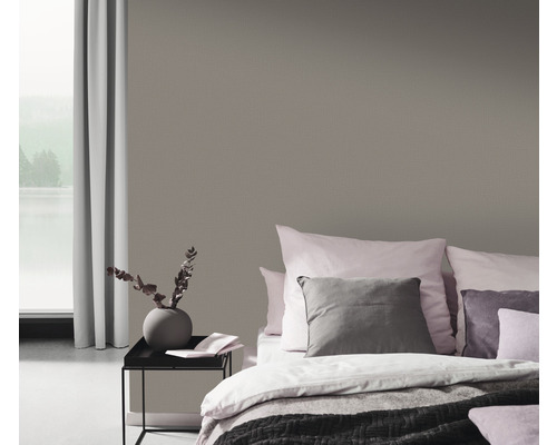 Slaapkamer met patroonbehang, bed en nachtkastje