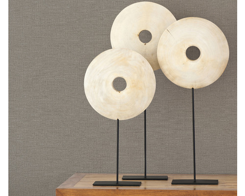 Decoratieve houten ringen op metalen standaards voor binnenshuis