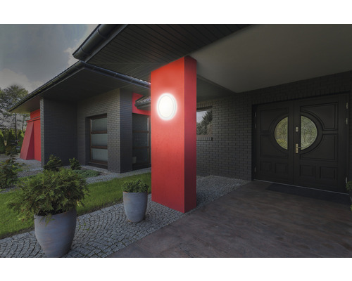 Modern huis met ronde buitenlamp op een pilaar naast de voordeur