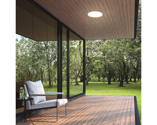 Buitenruimte met terrasplanken, zitplaatsen en plafondlamp