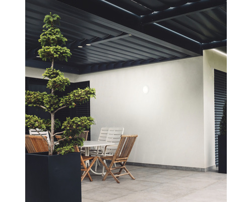 Buitenruimte met zitgroep en wandlamp