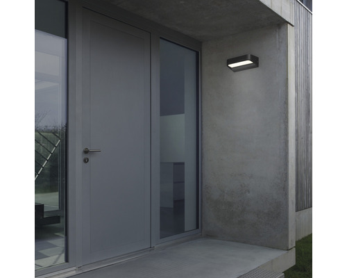 Moderne gevel met voordeur, raam en buitenlamp