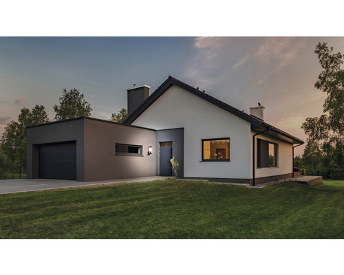 Buitenaanzicht van een moderne woning met garage en buitenverlichting