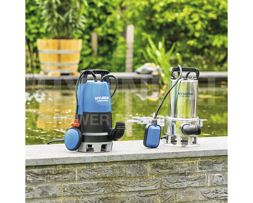 Twee Hyundai dompelpompen in de tuin aan de rand van de vijver