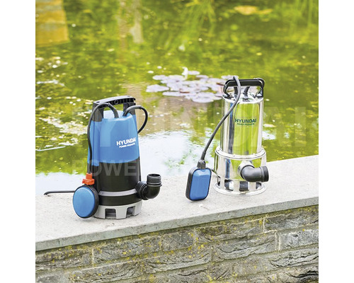 Twee Hyundai dompelpompen staan op een stenen muur voor een vijver.