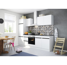 Lichte keuken met witte kasten, eettafel en kinderstoel