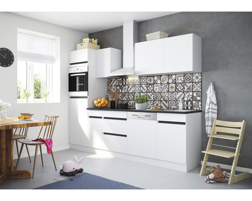 OPTIFIT Keukenblok met apparatuur Luca932 wit mat 270x60 cm Lichte keuken met witte kasten, eettafel en kinderstoel
