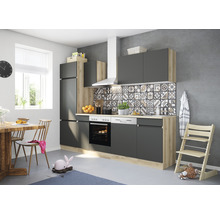 Moderne keuken met eettafel en kinderstoel